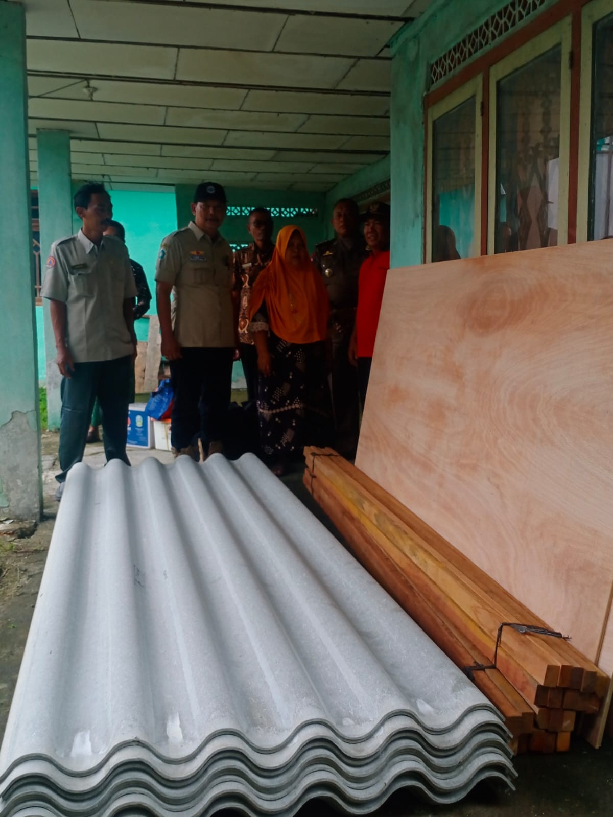 Menyerahkan Bantuan ke Ibu Jumarni di Dusun Sukorejo Desa Bulutigo